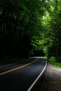 ¿Cuáles son los beneficios de las carreteras de asfalto?