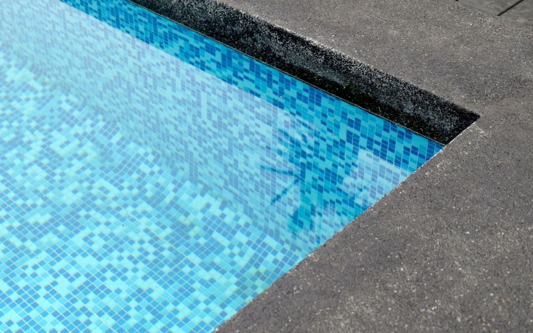 Cómo elegir el pavimento para rodear tu piscina.